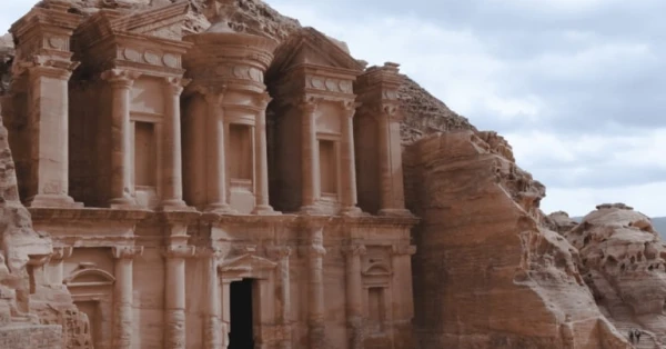 البتراء: مدينة منحوتة من الصخر تحكي أسطورة الزمن 