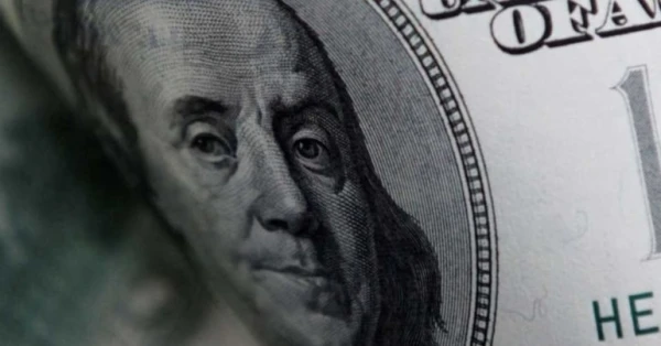 الدولار يتجه لخسائر أسبوعية جديدة وسط تصاعد الأزمات العالمية 