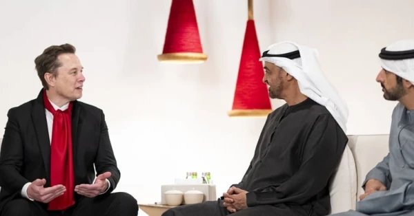 محمد بن زايد وحمدان بن محمد يستقبلان إيلون ماسك لبحث مستقبل الذكاء الاصطناعي 