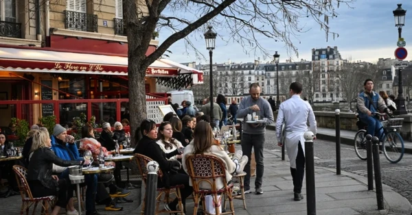 نصائح الإتيكيت في باريس: كيف تتصرف في المقاهي والمتاحف 