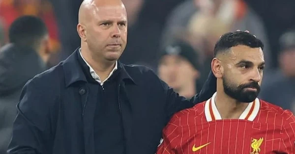 اجتماع حاسم يعيد صلاح إلى ليفربول.. ماذا دار بينه وبين سلوت؟ 