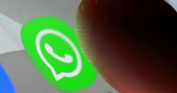 واتسآب يختبر اقتراحات ذكية للملصقات على iOS 