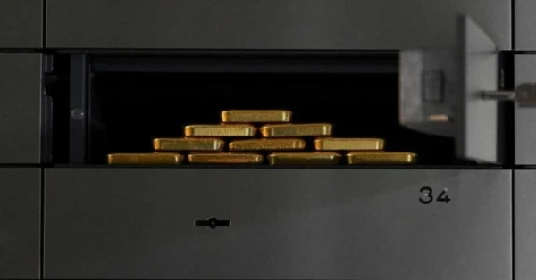 هبوط حاد للذهب رغم اقترابه من أفضل أداء شهري منذ عام 1980 