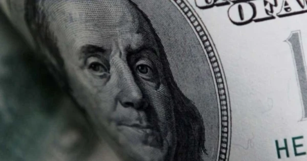 الدولار نحو أسوأ أداء سنوي منذ أكثر من عقدين 