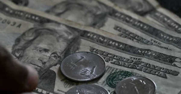 الدولار يبدأ 2026 متراجعاً وسط ترقب حذر لبيانات الفائدة الأمريكية 