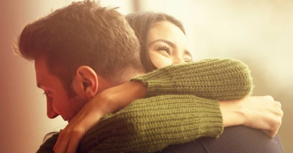 العناق: كيف لـ 20 ثانية من حياتك تجعلك سعيداً؟ 