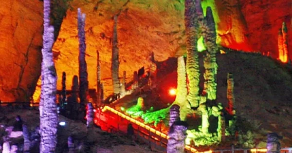 كهف التنين الأصفر والجسر الزجاجي في تشانغجياجيه 