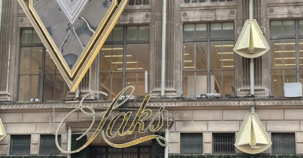 أزمة في عالم الأزياء الفاخرة: Saks Global تواجه انهيار مالي وتعلن إفلاسها 