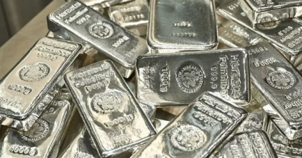 الفضة تتصدر أسواق السلع العالمية في 2025 
