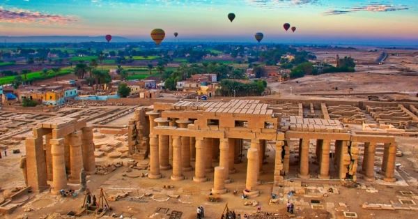 جولة بطائرة صغيرة فوق الأهرامات أو المنطاد فوق الأقصر 