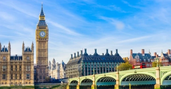 انتعاش مبيعات التجزئة في بريطانيا بدعم من ثقة المستهلكين 