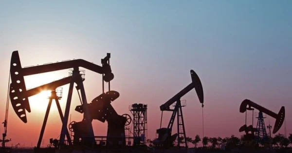أسعار النفط تتراجع 4% خلال الأسبوع وسط مخاوف فائض المعروض 