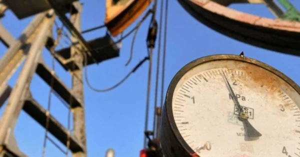 ارتفاع طفيف للنفط بعد أسوأ أداء سنوي منذ 2020 