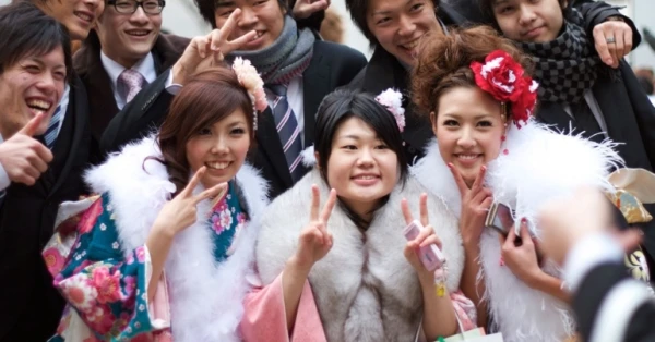 كيف يحتفل اليابانيون ببلوغ أبنائهم سن الرشد؟ تعرفوا على عاداتهم 