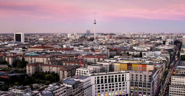 برلين: استكشف التاريخ والفن والحياة العصرية 