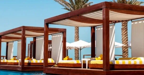 الإقامة الفاخرة: فن الضيافة ودمج الفندق بتجربة السفر 