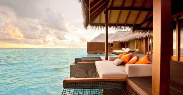 جزر المالديف: الرفاهية المطلقة والهدوء فوق مياه المحيط 