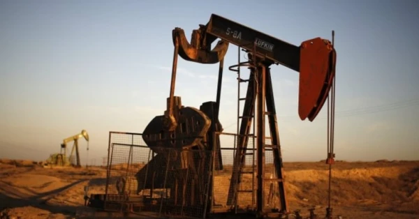 استقرار أسعار النفط عالمياً مع ترقب السوق لمخزونات الوقود الأمريكية 