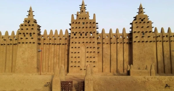 جيني: لؤلؤة مالي التاريخية وعظمة العمارة الطينية 