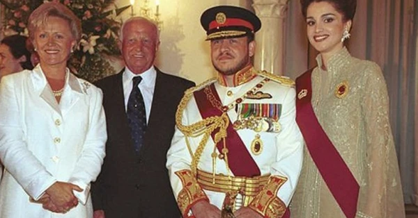 صور نادرة للملك عبدالله الثاني في طفولته مع والدته 