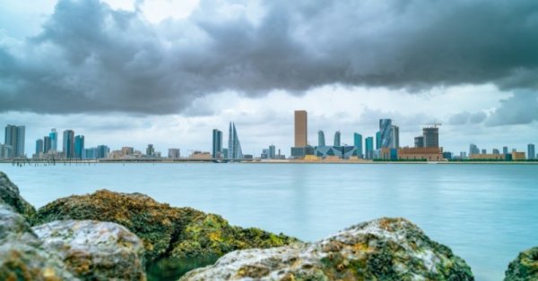 طقس غائم أحيانًا مع فرصة لتساقط أمطار متفرقة في مملكة البحرين 