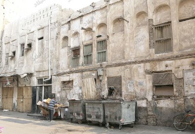 عدسة “البلاد”: مساكن العمال بالمنامة... خوف وقذارة