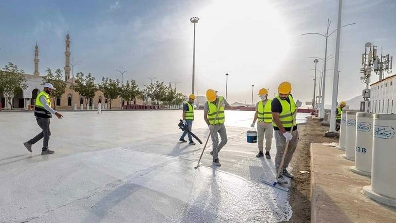 تزامنا مع الحج.. "طلاء أبيض" لتبريد محيط مسجد نمرة