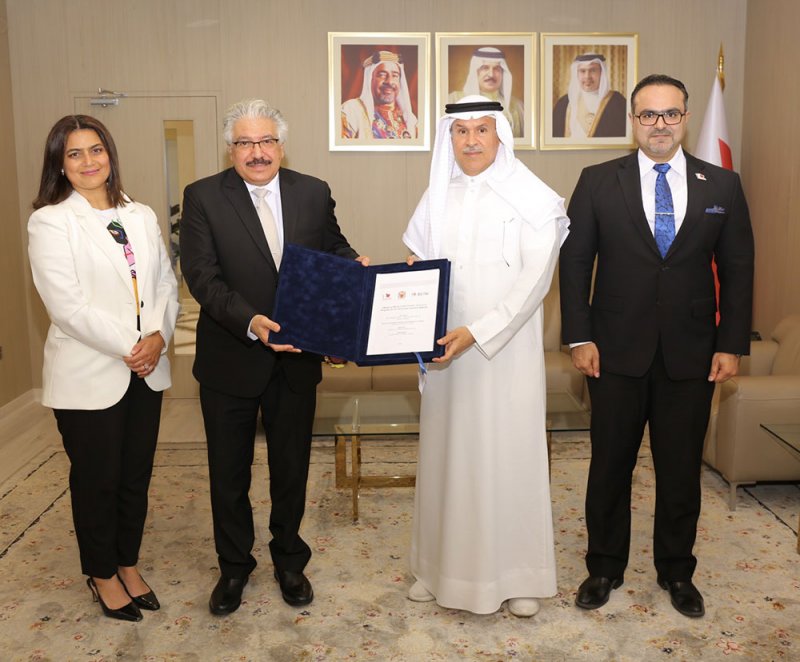رئيس لجنة مكافحة العنف والإدمان يتسلم نتائج الدراسة التحليلية لقياس أثر منهج معاً لحماية الأطفال في الفضاء الالكتروني