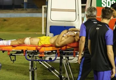 شرطي يطلق النار على لاعب في الملعب