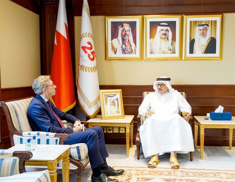 سعادة وزير الخارجية يستقبل سفير الجمهورية الفرنسية لدى مملكة البحرين