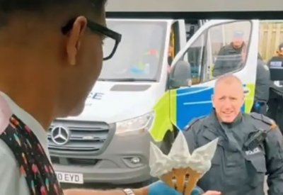 بائع مثلجات يوزع "بوظة" مجانية على الشرطة ببريطانيا