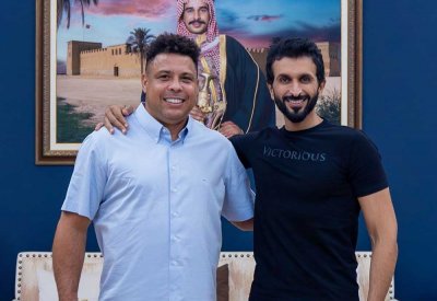 حساب سمو الشيخ ناصر بن حمد ينشر صورة له مع الظاهرة رونالدو