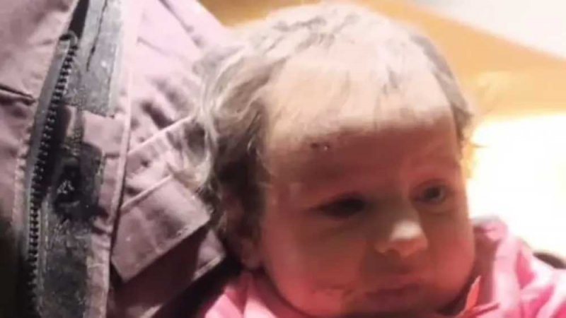 صورة لطفلة وحيدة نجت من مجزرة العلّيق.. لبنان يبكي بعلبك