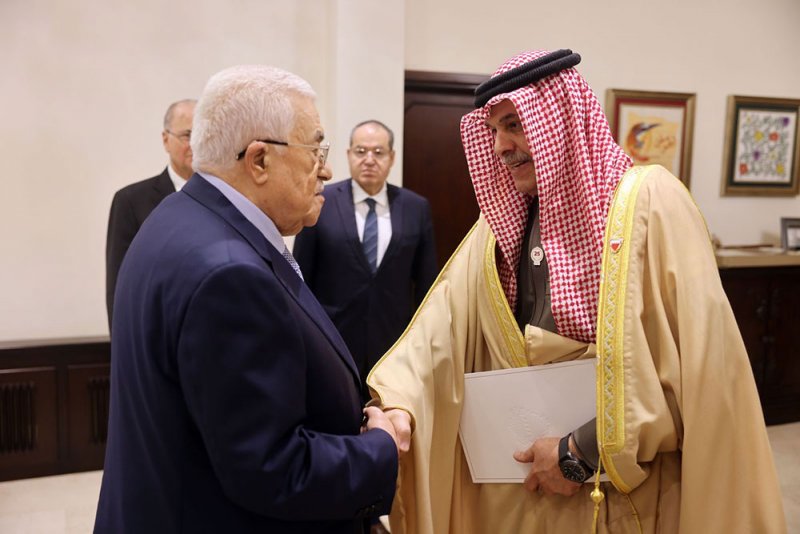 فخامة رئيس دولة فلسطين يتسلم أوراق اعتماد سفير مملكة البحرين