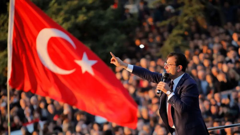 بانتظار محاكمته.. القضاء التركي يأمر بسجن عمدة إسطنبول