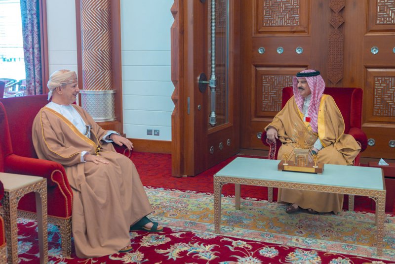 الملك المعظم: العلاقات البحرينية العمانية تزداد قوة وتميزا