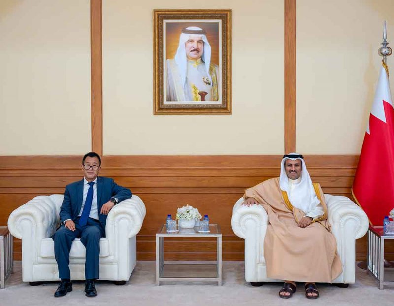 وزير الإعلام يستقبل سفير جمهورية الصين الشعبية لدى مملكة البحرين