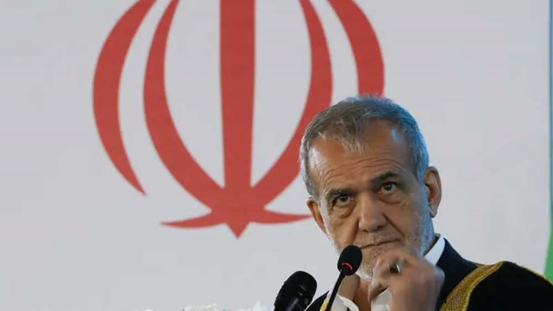الرئيس الإيراني: سندافع عن حقنا النووي ولن نرضخ للضغوط