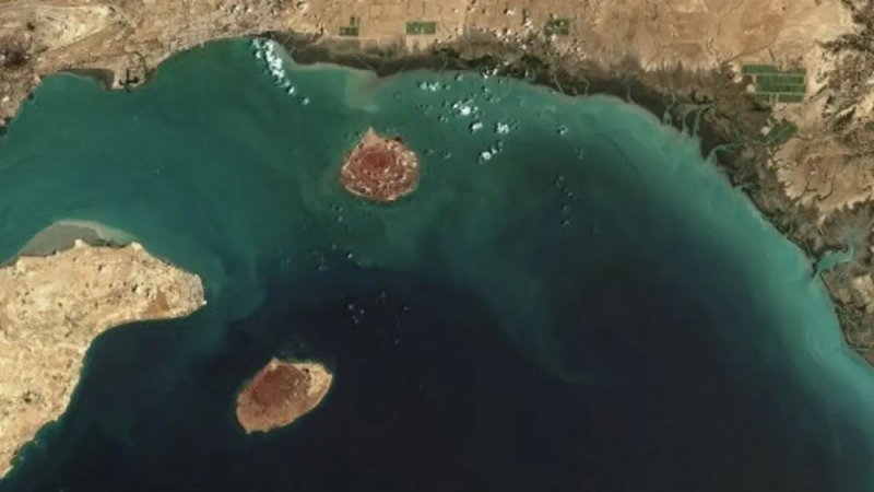 وزير إيراني سابق يدعو لسيطرة بلاده على مضيق هرمز