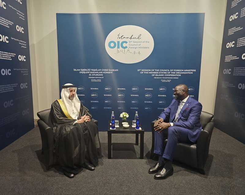 وكيل وزارة الخارجية للشؤون السياسية يجتمع مع رئيس البعثة الإقليمية للجنة الدولية للصليب الأحمر لدى دول مجلس التعاون لدول الخليج العربية