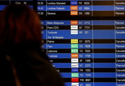 إضراب مراقبي الحركة الجوية الفرنسيين يشل السفر في جميع أنحاء أوروبا