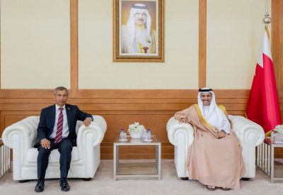 وزير الإعلام يستقبل سفير جمهورية بنغلاديش الشعبية لدى مملكة البحرين