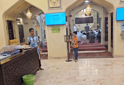 شاشات مسجد السيد هاشم تعرض محتوى غير مناسب