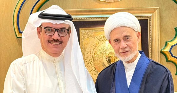 الشيخ عبدالحسين العصفور يتسلم إصدارًا أكاديميًا جديدًا للبروفيسور فيصل الملا 
