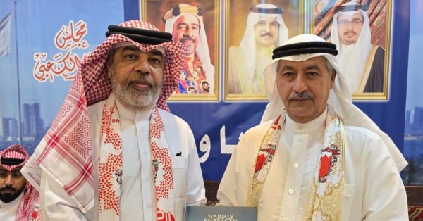 بوزبون: المجالس البحرينية منارات للوحدة و "تعايش" تهدي الكعبي كتاب في ضيافة ملك السلام #صحيفة_البلاد 
