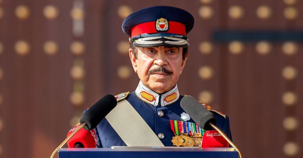 وزير الداخلية يؤكد على الرعاية الملكية السامية نحو تعزيز القيمة الحضارية والمجتمعية لشرطة البحرين وترسيخ دورها في تعزيز الأمن ونشر الطمأنينة في المجتمع #عاجل 