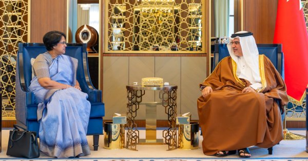 سمو ولي العهد رئيس الوزراء يلتقي سفيرة سريلانكا لدى البحرين بمناسبة تعيينها سفيرةً لبلادها لدى المملكة #صحيفة_البلاد 