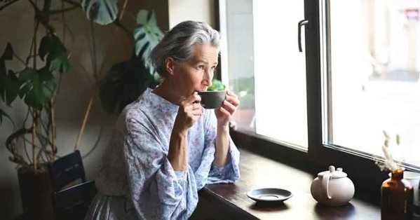 دراسة: الشاي يدعم صحة العظام لدى النساء الأكبر سناً والقهوة المفرطة تضعفها 
