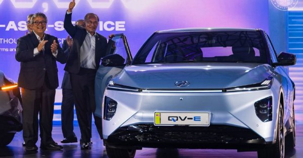 “بيرودوا” تطلق أول سيارة كهربائية ماليزية مطورة محليا 