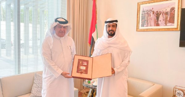 السفير الإماراتي يتسلم نسخة من جمال الكلمة جمال 